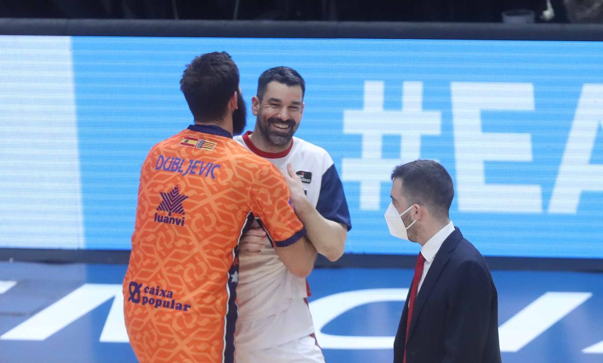 Bojan Dubljevic y Rafa Martínez, en una visita del Baxi Manresa al Valencia Basket