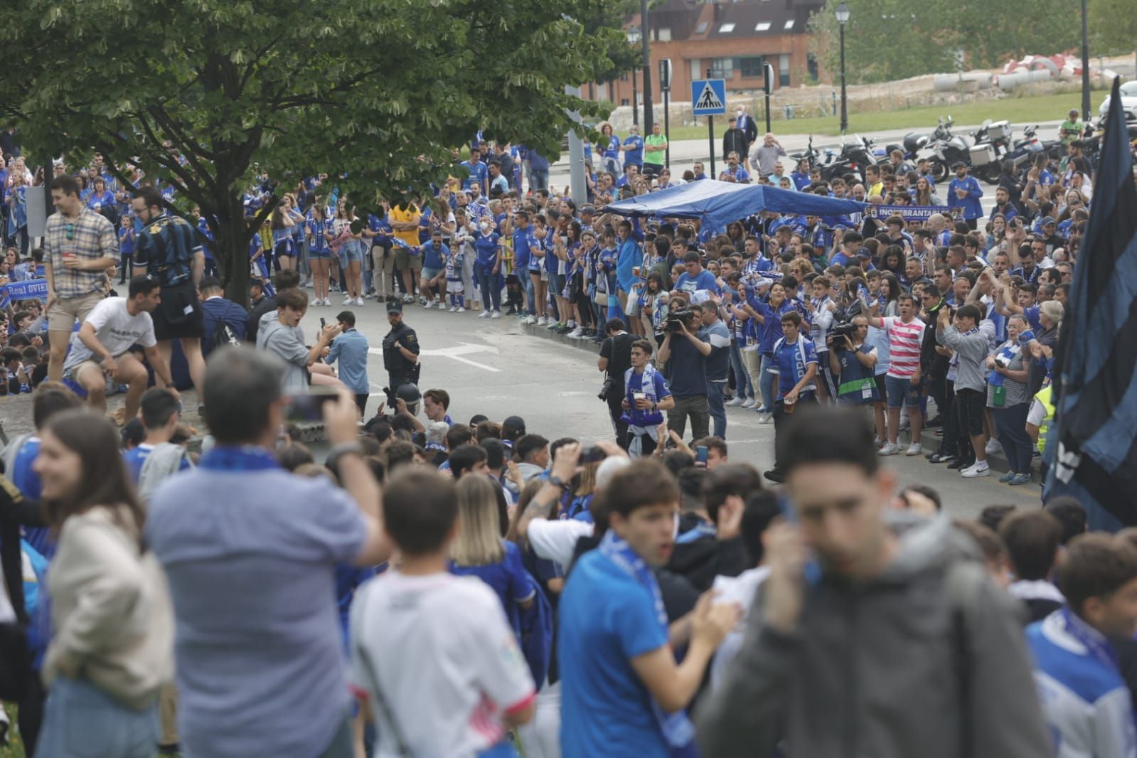 La afición del Oviedo sale a la calle para apoyar al equipo en el encuentro ante el Ibiza