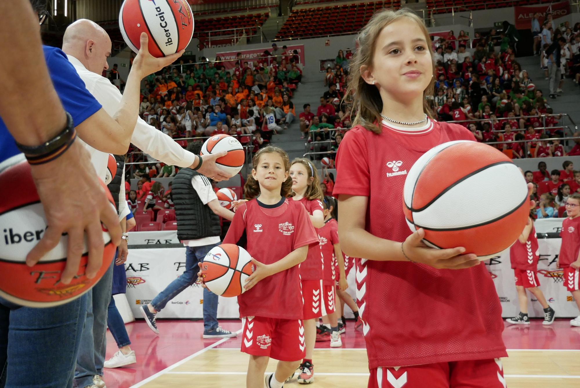 EN IMÁGENES | Reparto de balones de "Liga de Escuelas Ibercaja" en el Príncipe Felipe