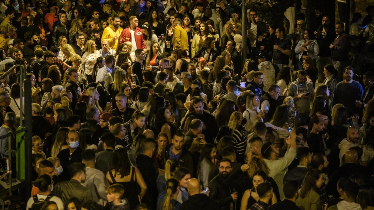 Aspecto de la plaza de El Tablero la noche del sábado en la primera verbera de la nueva normalidad.