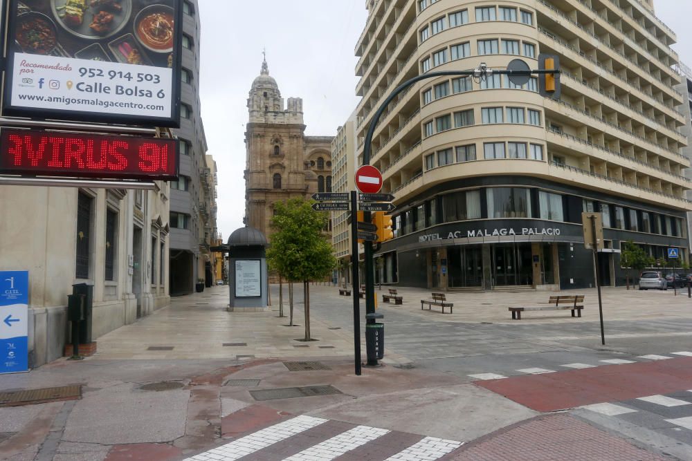 Más de un mes de confinamiento domiciliario y Málaga sigue repitiendo la estampa de las últimas semanas. Calles vacías, comercios cerrados, apenas personas por la calle, siempre con mascarilla, y la poca actividad que se aprecia en un control policial en pleno Paseo de los Curas...