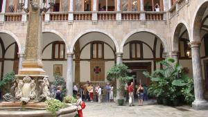 La sede de Capitanía General esconde el claustro del antiguo convento de la Mercè. 