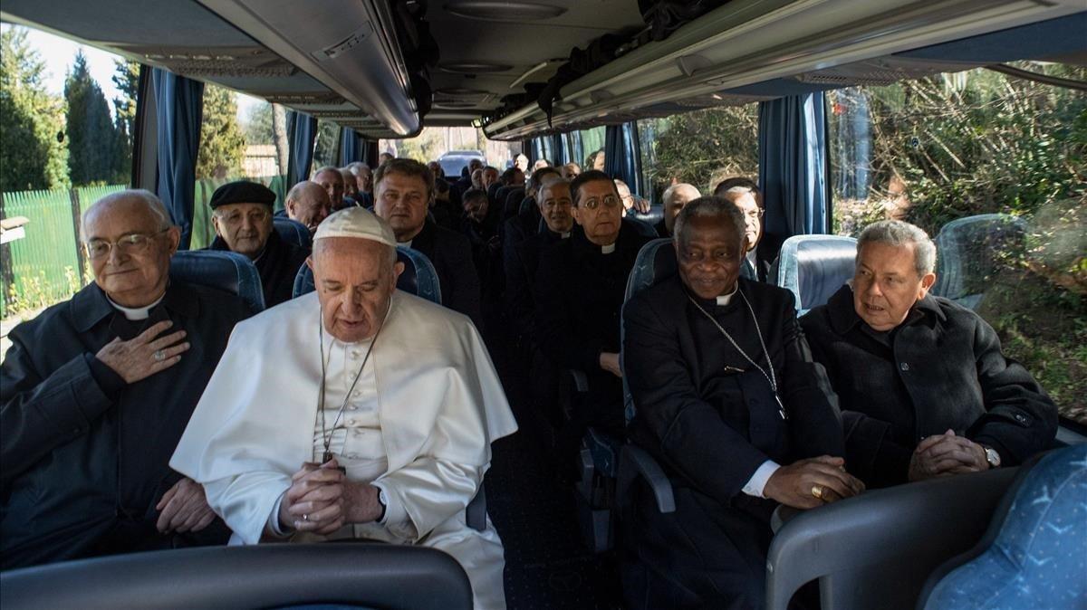 El Papa Francisco y otros clérigos, regresan  al Vaticano en autobús, tras cinco dias de retiro en Ariccia.