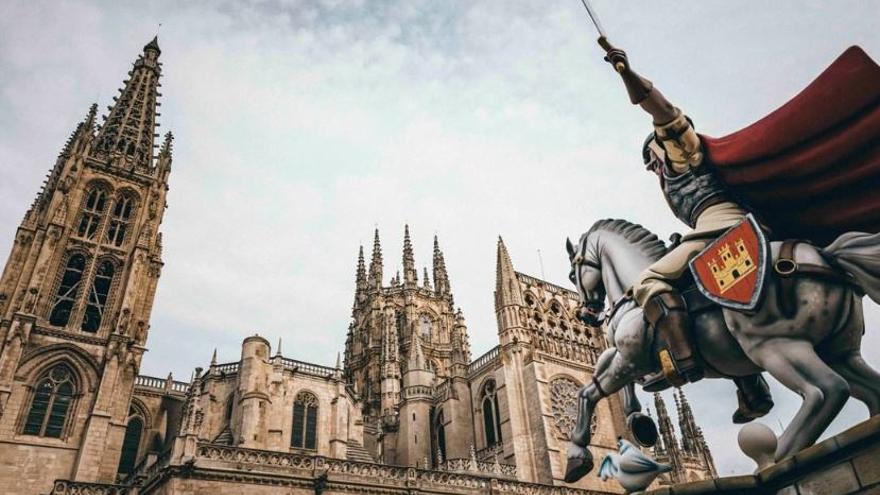 Espectacular imagen de la Falla con la catedral