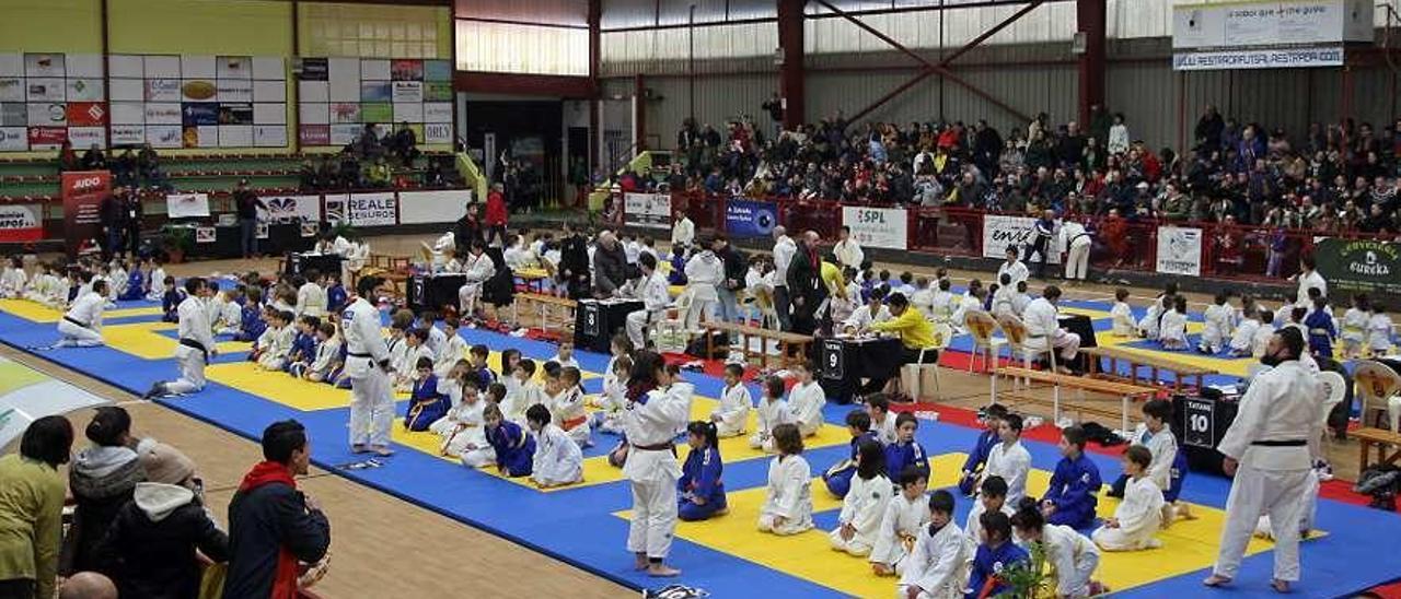 Aspecto que presentaba ayer el Coto Ferreiro en el torneo infantil de judo. // Bernabé/Juan Carlos Asorey