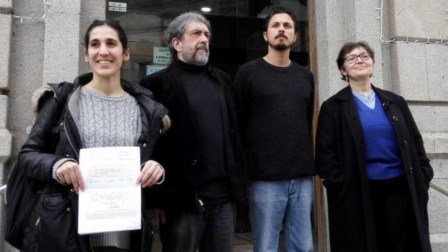 Jimena Varela, Pauliño del Río, Josué Villar y Elisa Suárez, ayer, tras dimitir de sus cargos. // N.P.