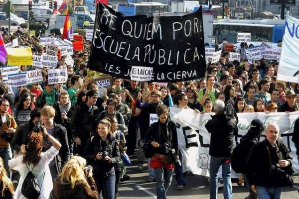 Miles de estudiantes claman contra los recortes