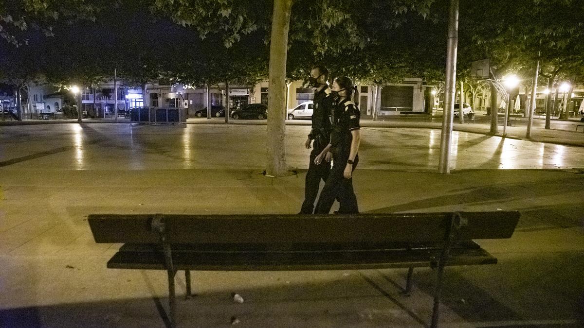 Agents de la Policia Local de Solsona patrullant durant la primera matinada del nou toc de queda