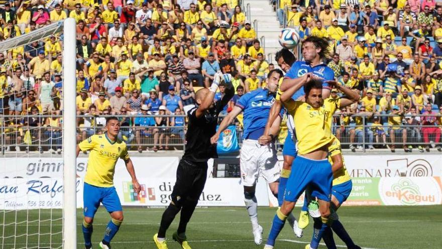 Generelo remata de cabeza en el partido del play-off de ascenso ante el Cádiz.