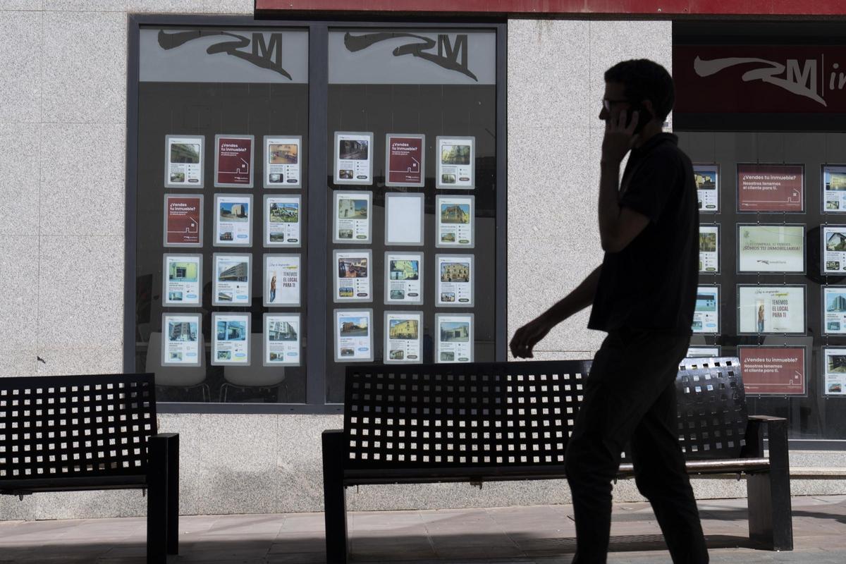Las hipotecas moderan al 2,3 % su crecimiento en abril aunque suman 22 meses al alza