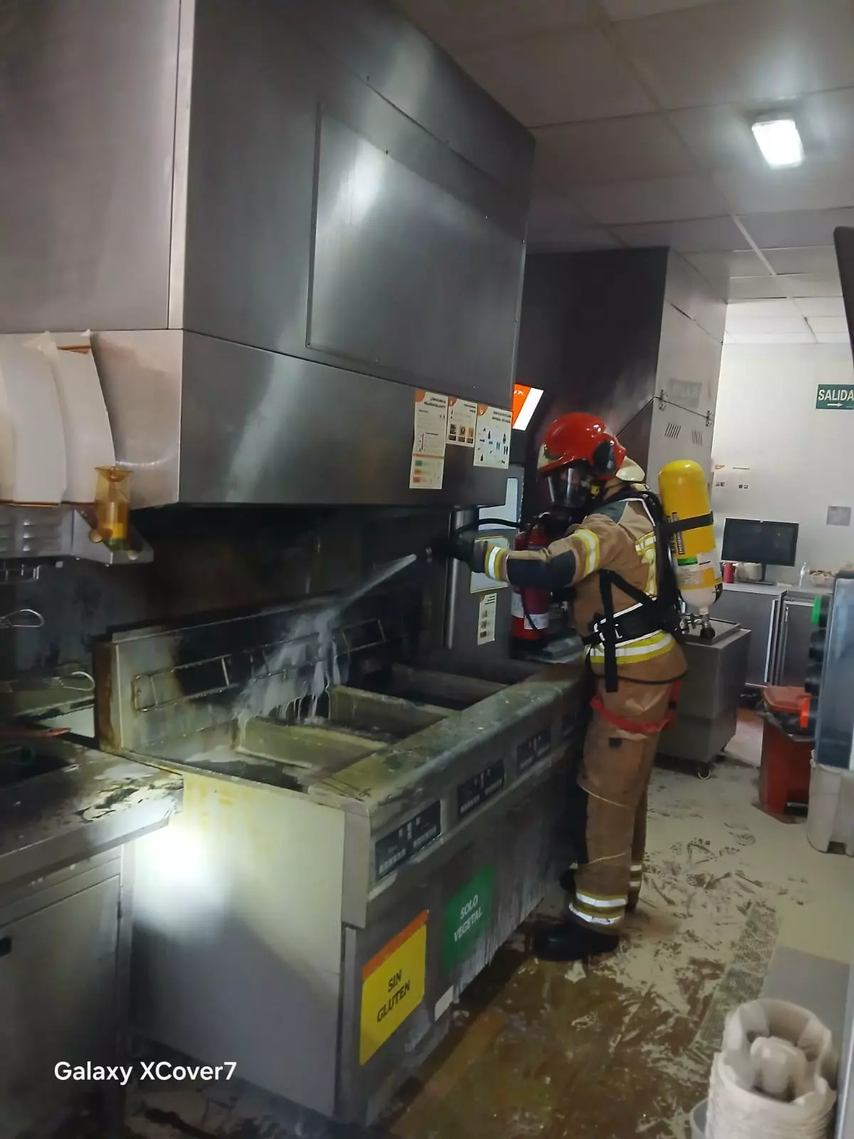 Susto al arder una freidora en una hamburguesería de Oleiros