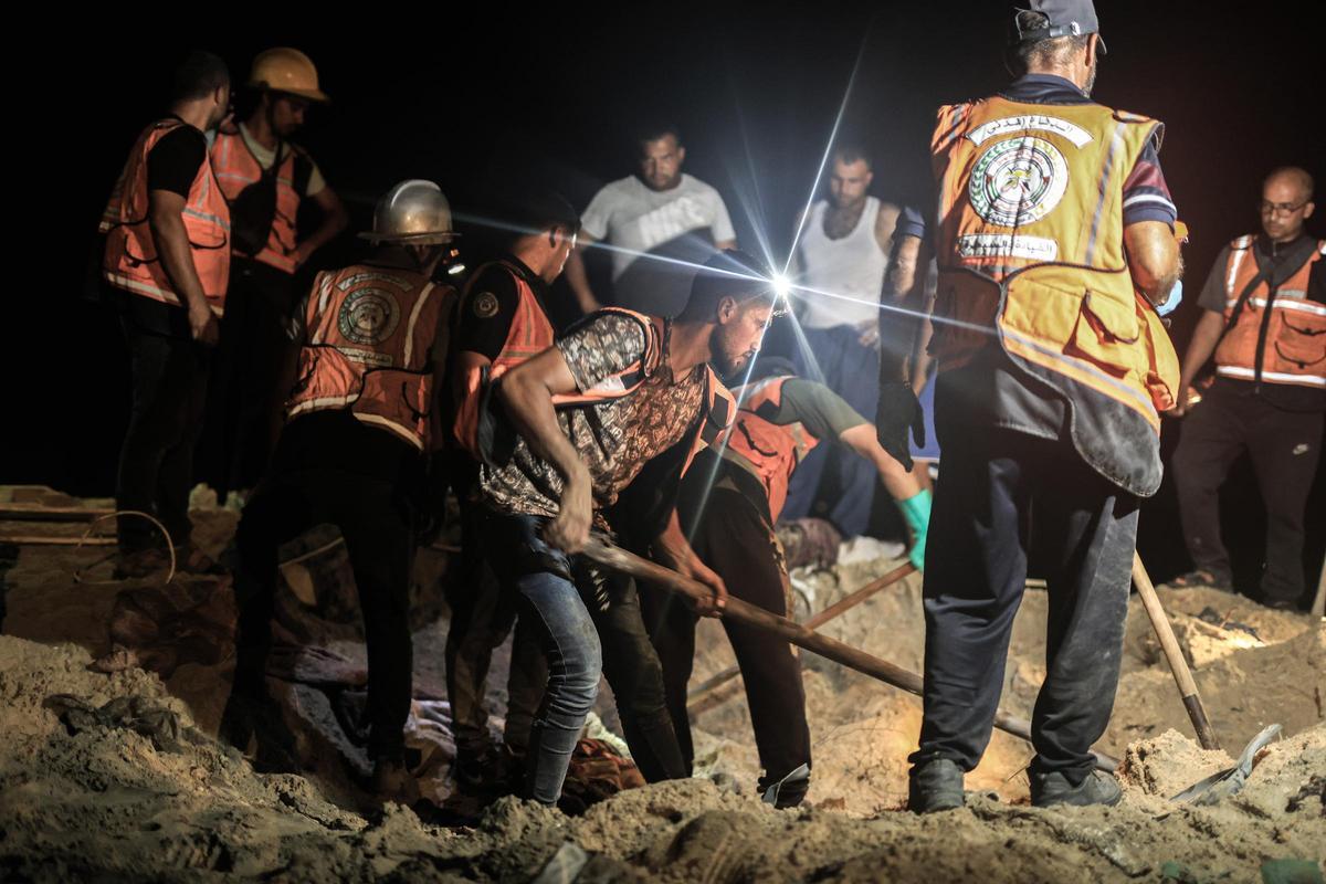 Decenas de muertos en un ataque israelí en una zona humanitaria cerca de Khan Younis