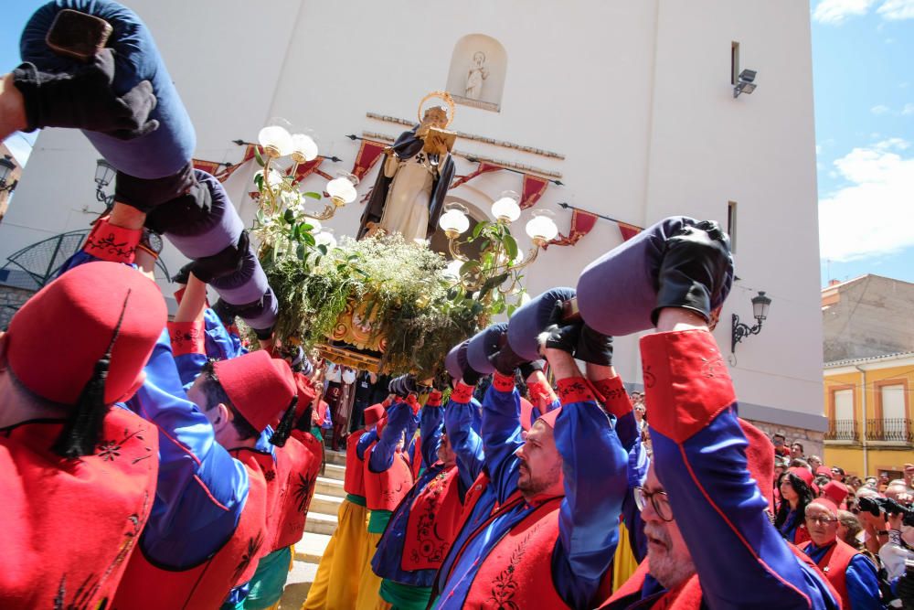 La imagen de San Antón vuelve a presidir el altar mayor de la iglesia de Santa Ana.