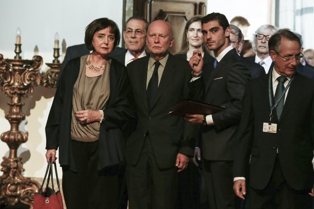 El Rey Felipe VI impone las insignias a los galardonados con los premios "Princesa de Asturias" 2017