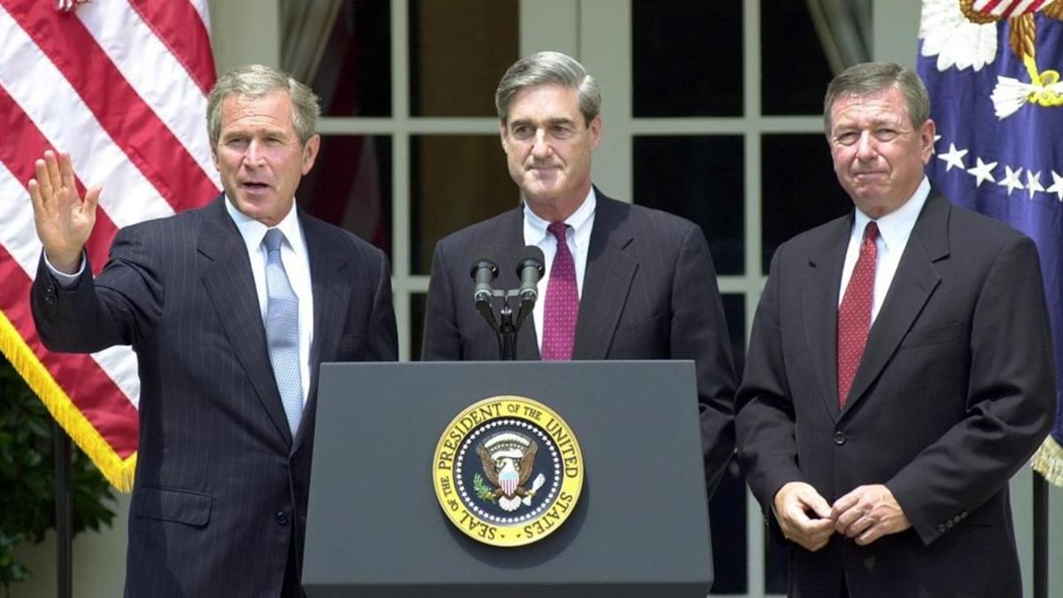 El presidente George Bush (izquierda), tras nombrar a Robert Mueller (centro) director el FBI en julio del 2001.