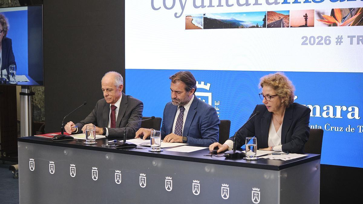 Desde la izquierda, Santiago Sesé, Manuel Fernández y Lola Pérez.