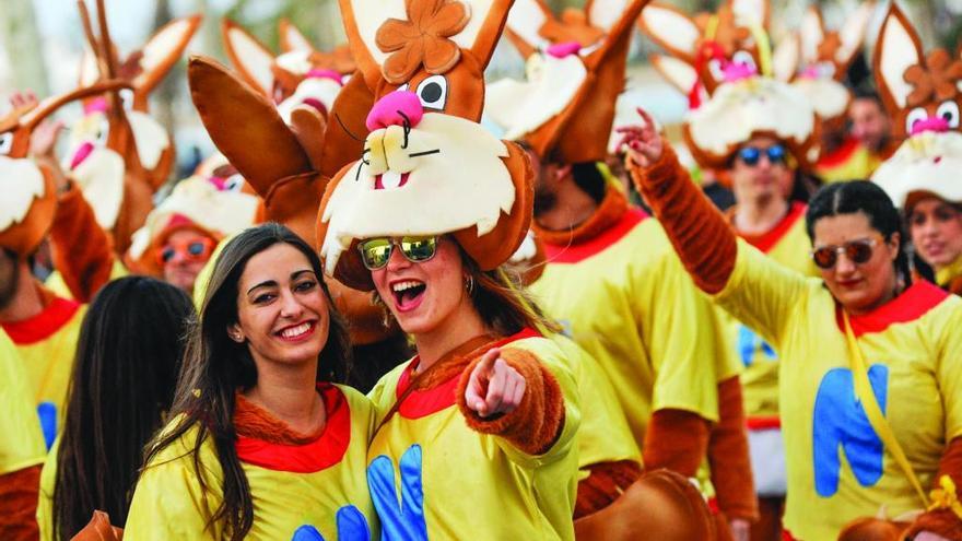 El Carnaval de Roses porta 3.500 persones a desfilar en les rues lluint disfresses