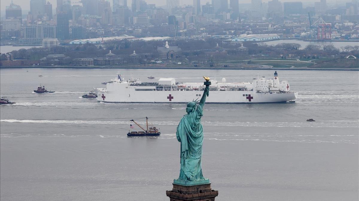 zentauroepp52975057 the usns comfort passes the statue of liberty as it enters n200330195911