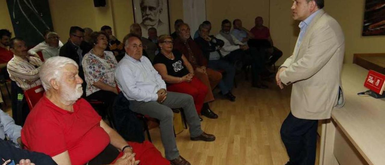 Leiceaga, ayer en la sede de la agrupación socialista de Vigo, con Gonzalo Caballero