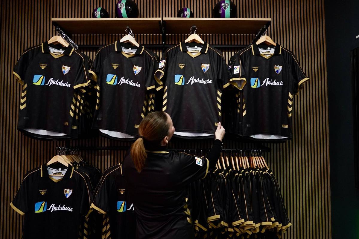 Presentación de la nueva camiseta " vintage" del Málaga CF.