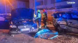 Cinco heridos, dos graves, al estrellarse un coche contra otros estacionados en Xàbia