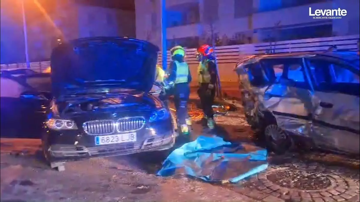 Cinco heridos, dos graves, al estrellarse un coche contra otros estacionados en Xàbia