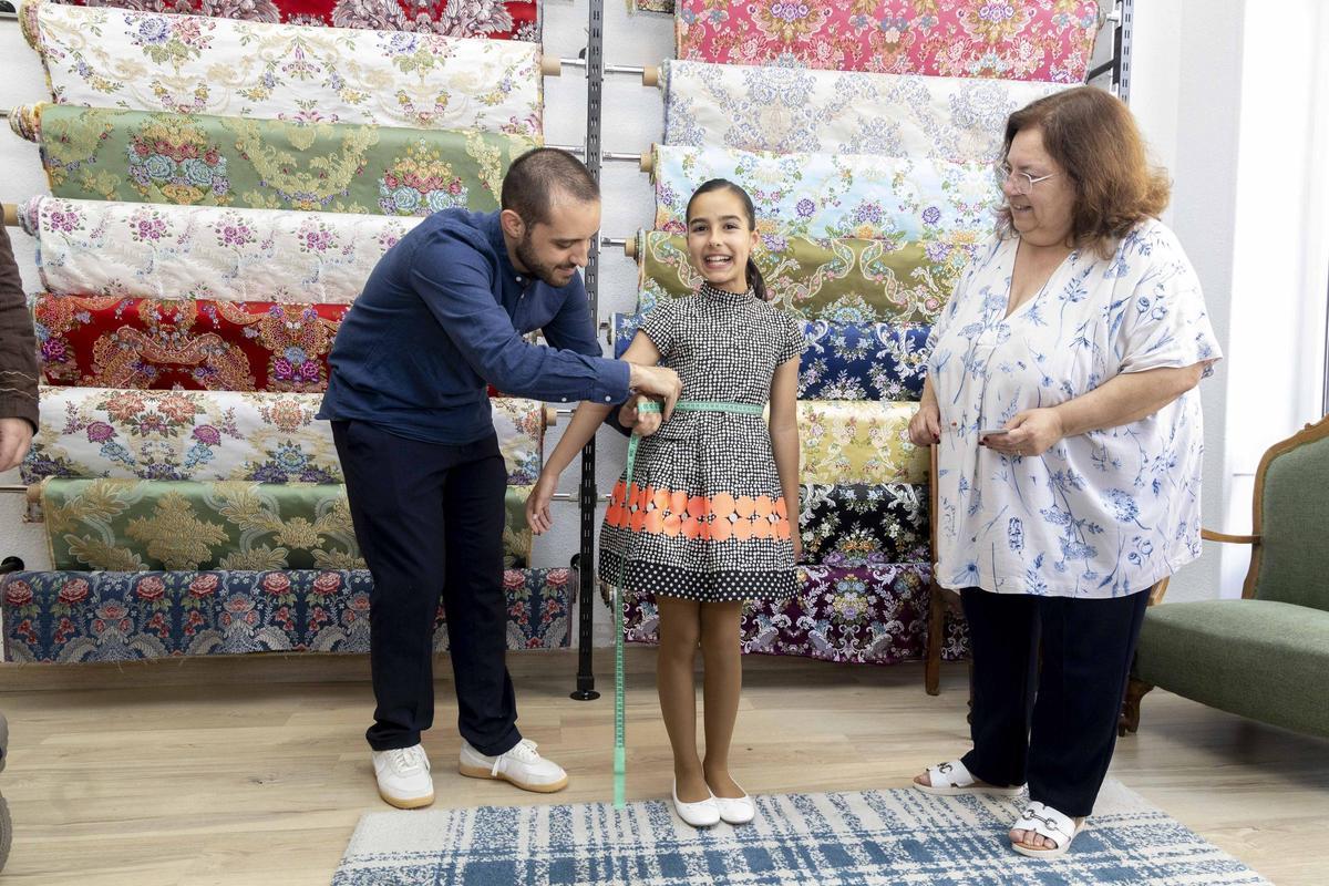 Tradición a medida: la Bellea del Foc Infantil y sus damas inician el camino hacia sus trajes oficiales