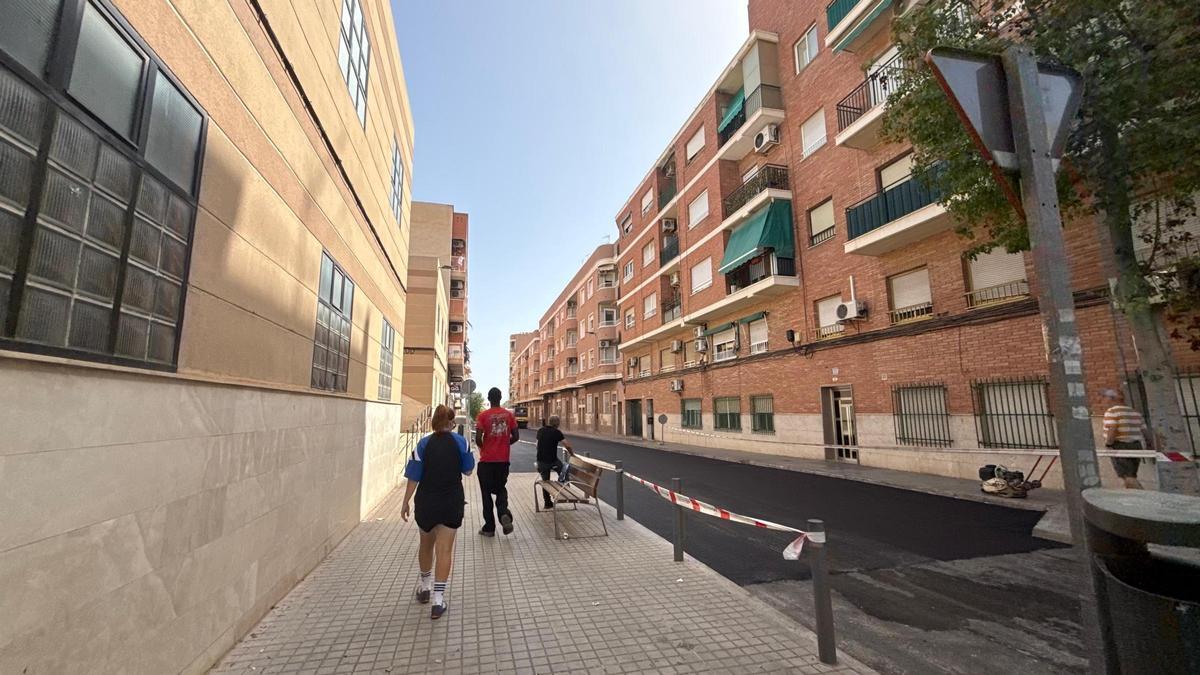 La calle Alfredo Sánchez de Carrús recién asfaltada este jueves