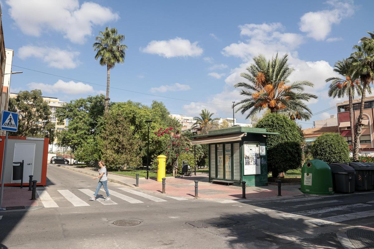 La plaza de Enrique López Vidal vista desde la calle La Amistad en el barrio de San Gabriel, en Alicante.