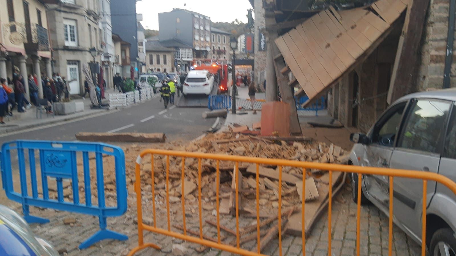 GALERÍA | Las imágenes del accidente contra una casa en Puebla de Sanabria