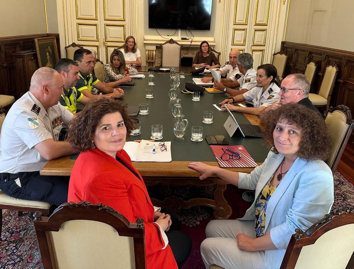 No centro, a subdelegada do Goberno, María Rivas, e a alcaldesa de Santiago, Goretti Sanmartín, na xunta local de Seguridade.