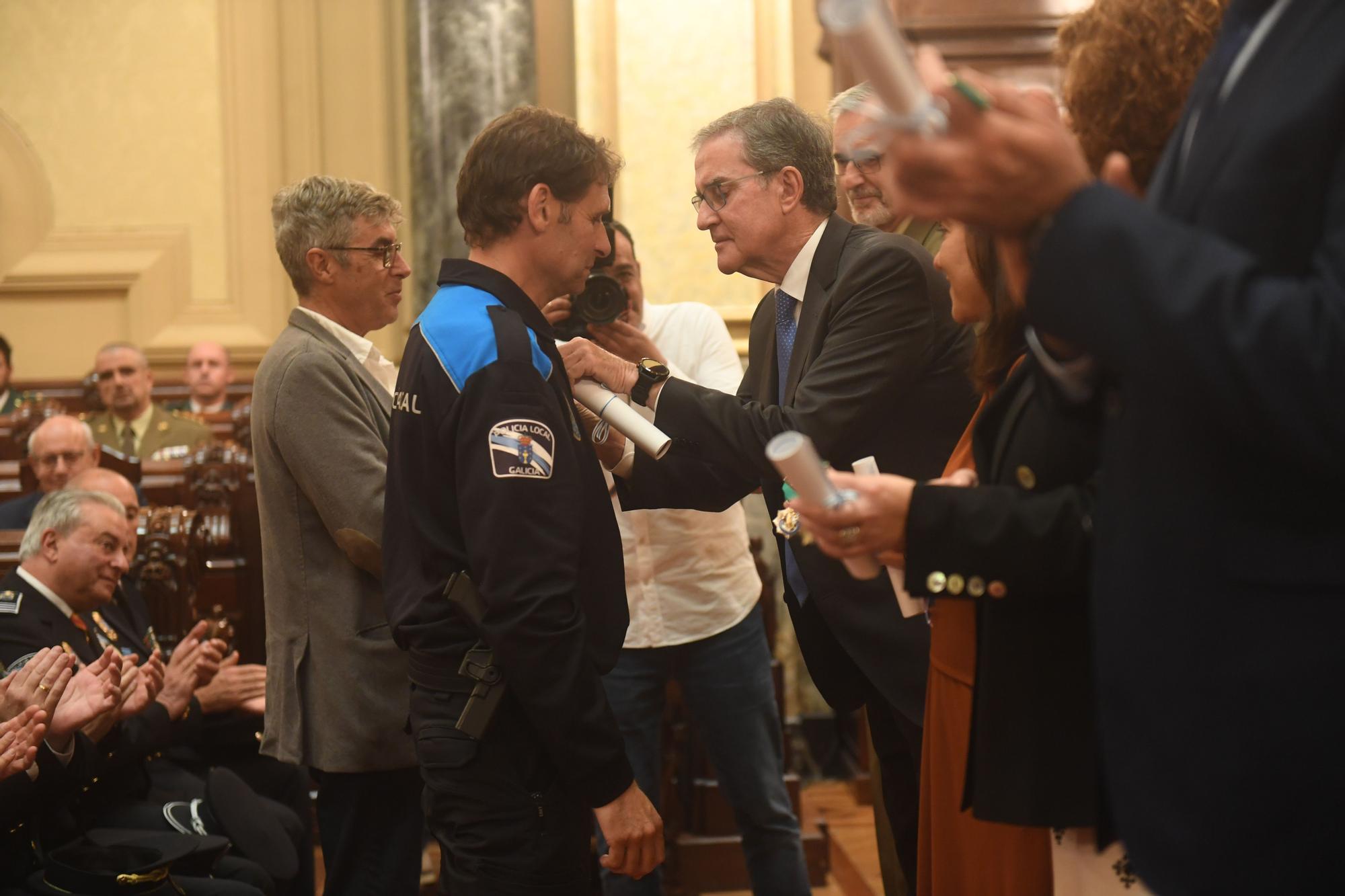 Homenaje a los policías locales de A Coruña que llevan 20 años en el cuerpo