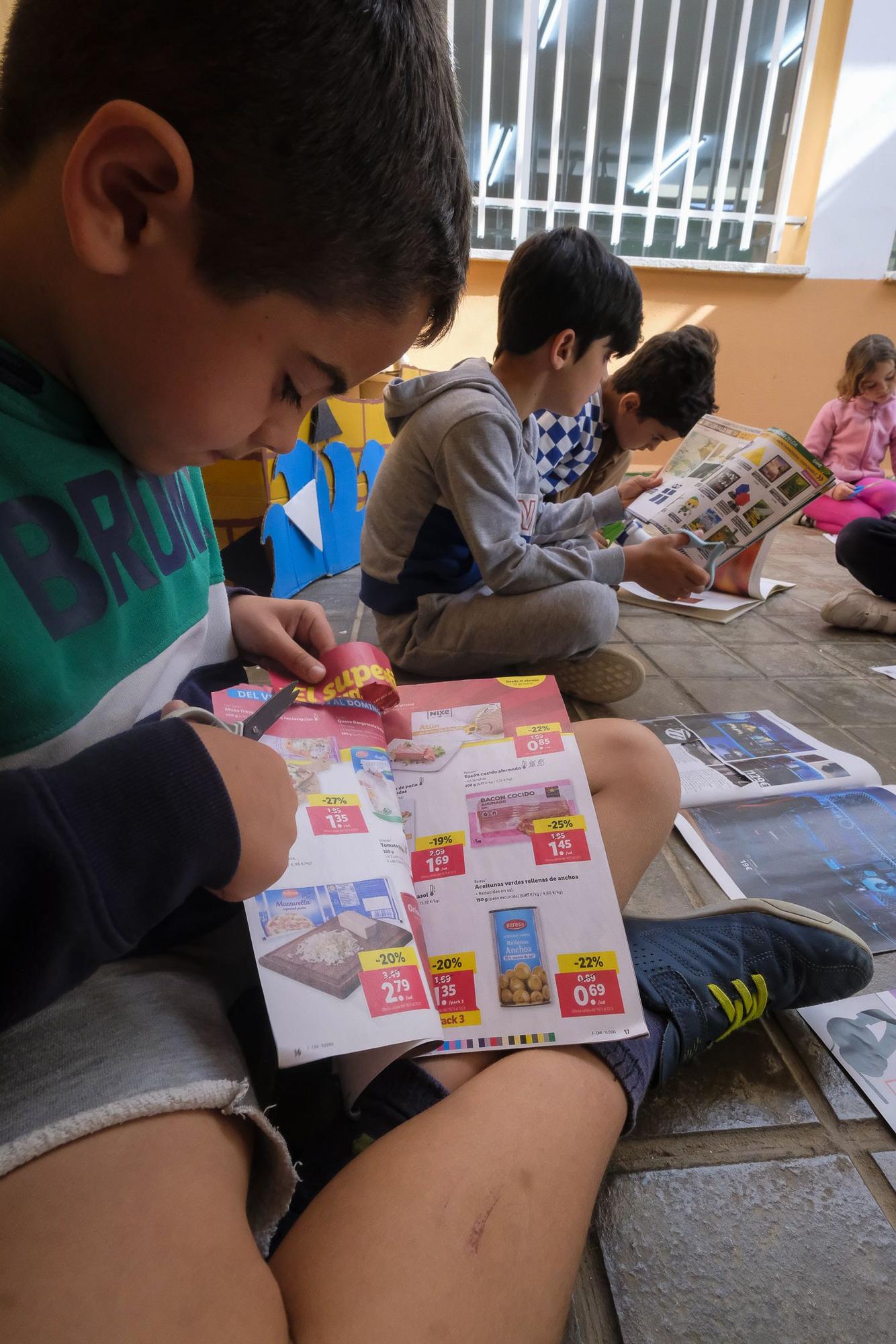 Una alumna recortando una de las palabras elegidas