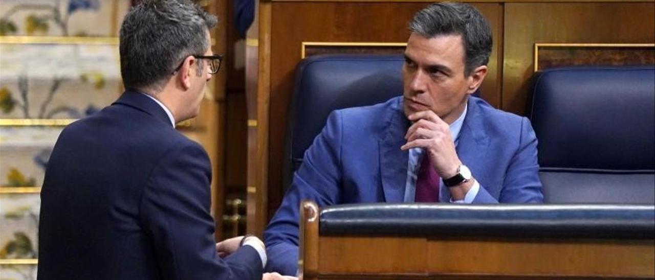 El presidente del Gobierno, Pedro Sánchez, conversa con el ministro de la Presidencia, Félix Bolaños, hombre fuerte del Ejecutivo e interlocutor con la Generalitat de Catalunya, durante el pleno del Congreso del pasado 28 de abril de 2022.