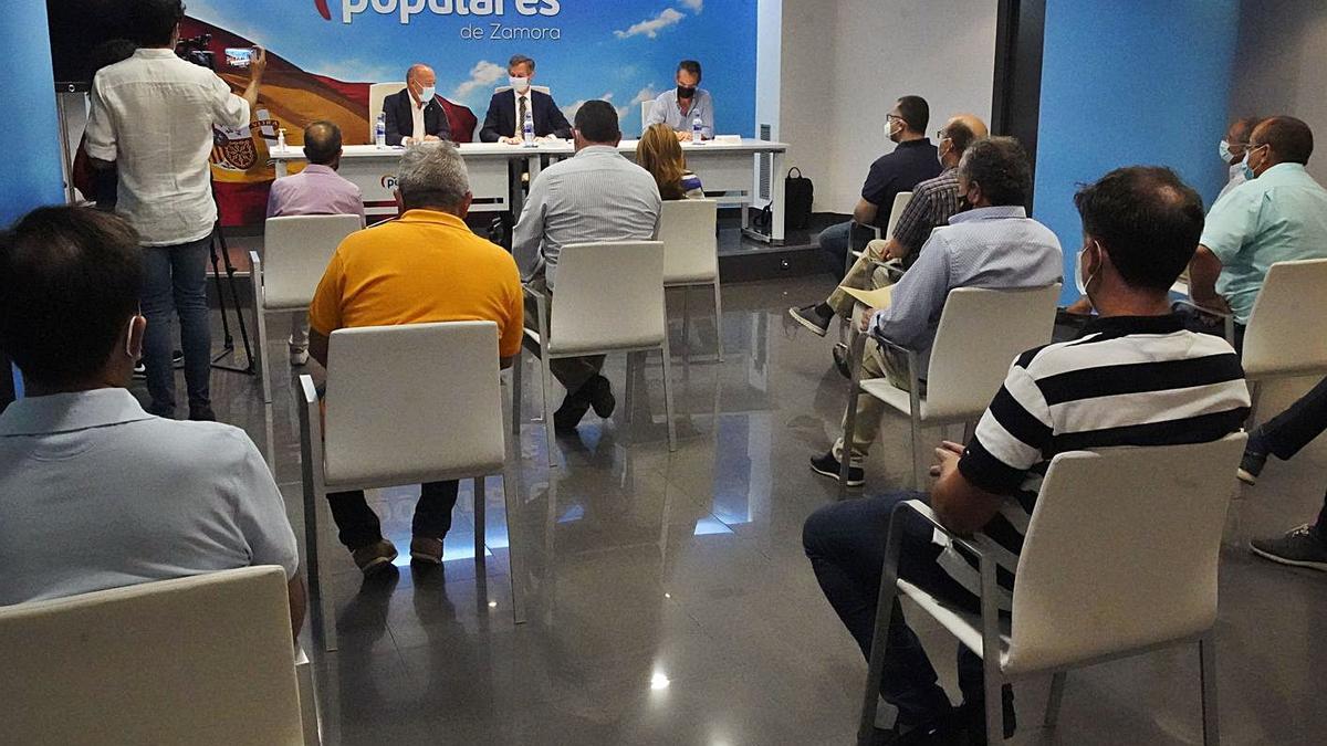 Reunión del Consejo de Política Local del PP de Zamora, presidido por Barrios y González Terol. |