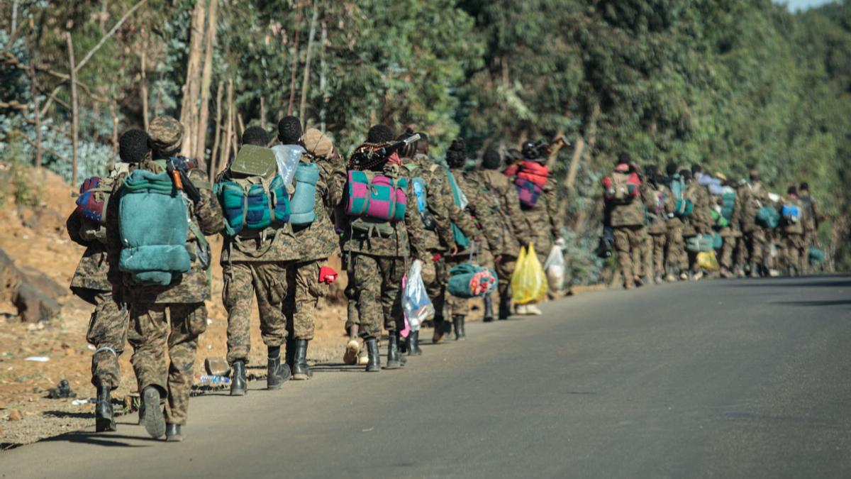 Soldados etíopes marchan hacia el Tigré.