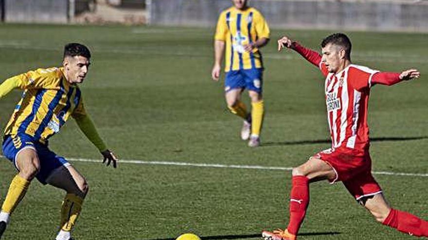 Una acció del derbi entre el Girona B i el Palamós a Riudarenes.