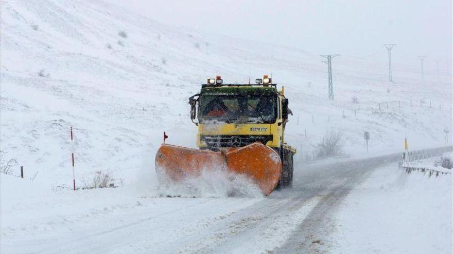 Fomento destina 46 quitanieves a limpiar las carreteras oscenses en invierno