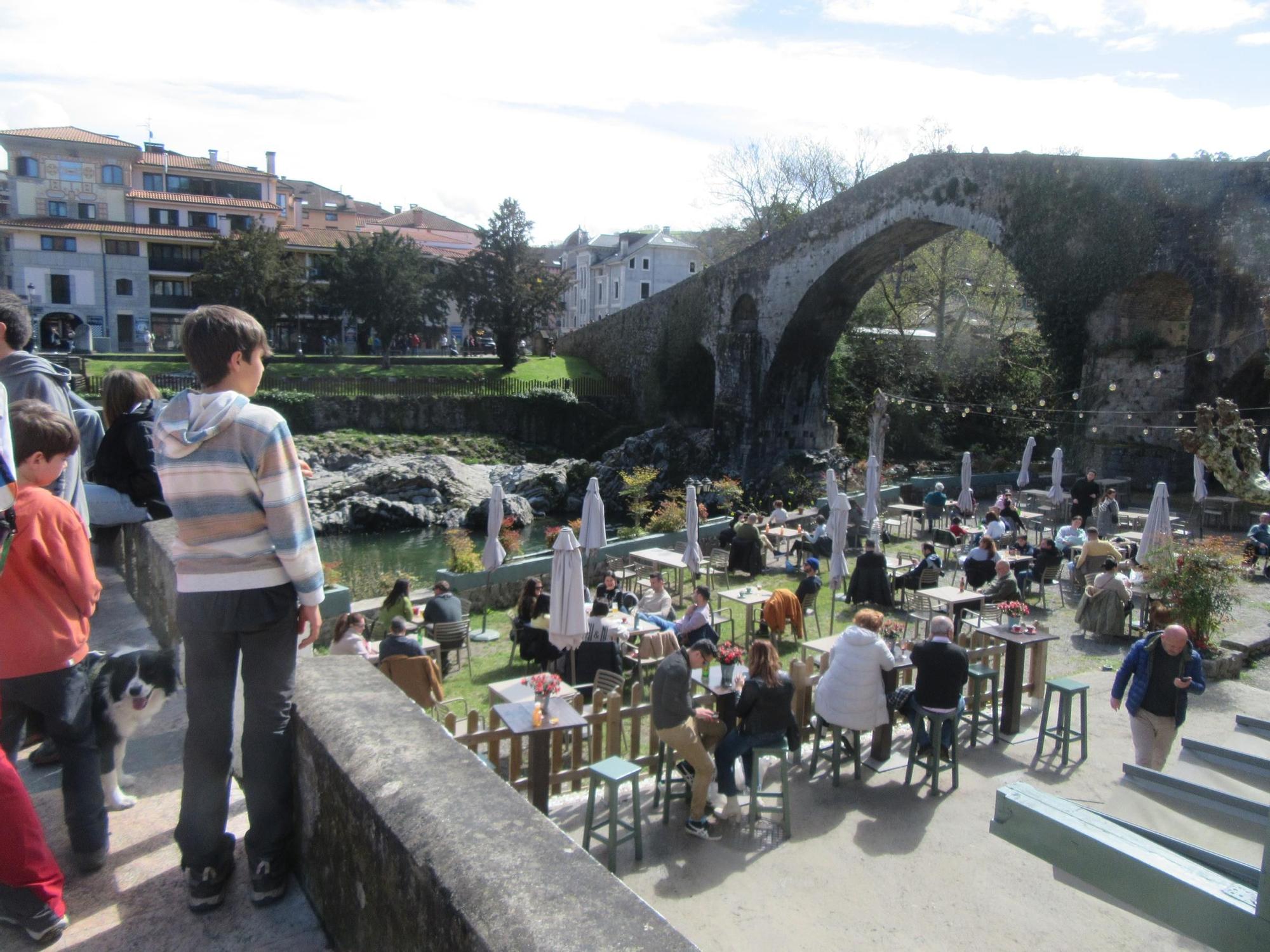 El mercado semanal de Cangas de Onís, a rebosar