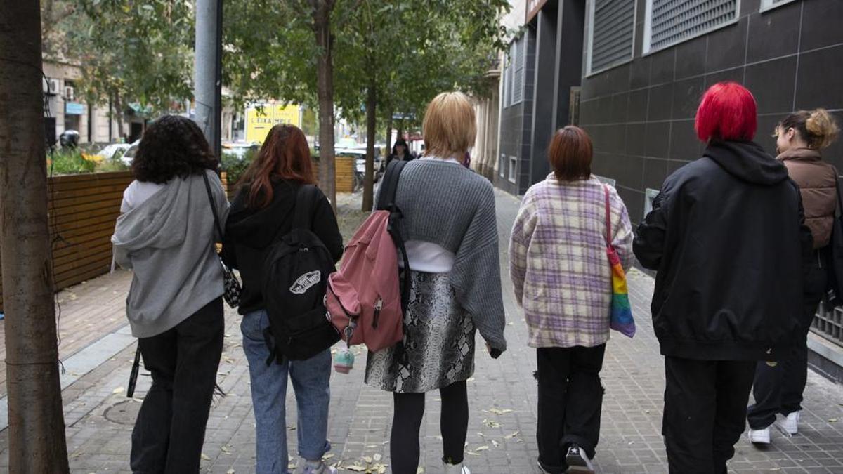 Un grupo de adolescentes pasea por la calle en Barcelona.