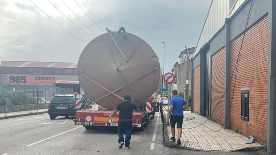 Un camión se queda enganchado al cableado en una zona industrial de Gijón