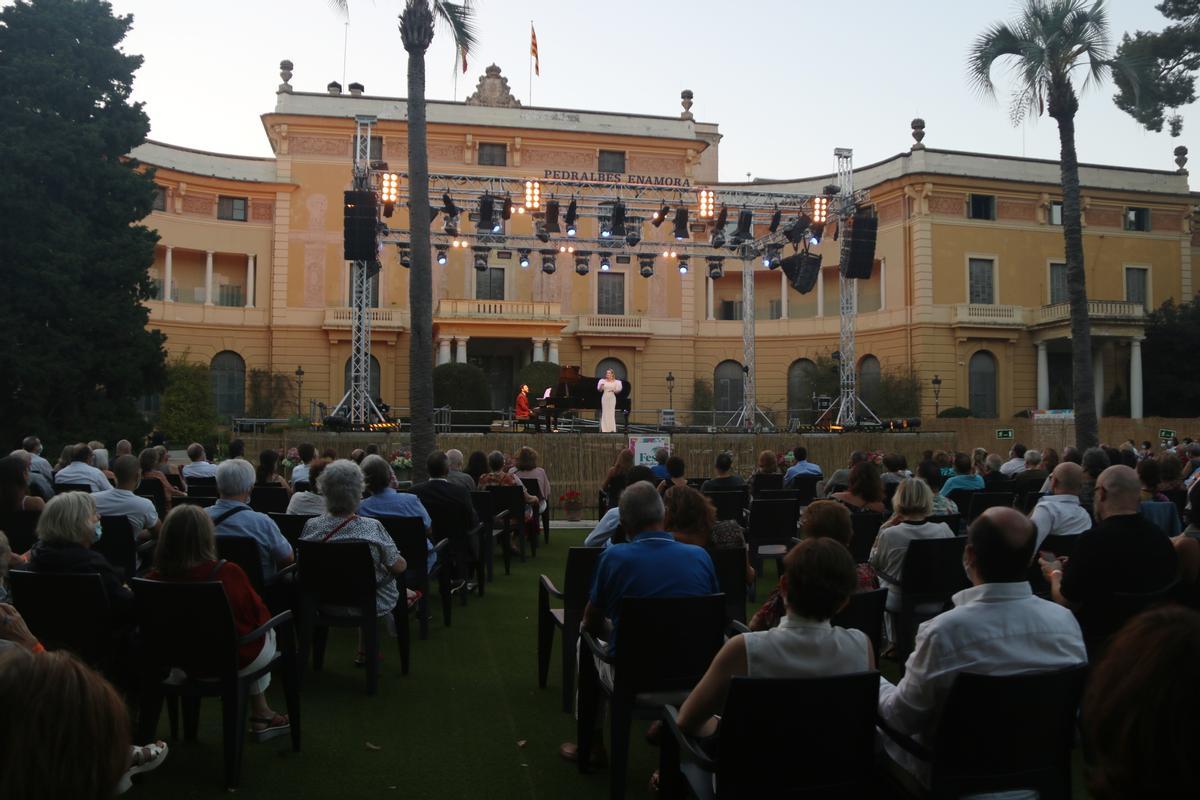 Pla general de l'escenari del Festival de Pedralbes durant el concert d'Ainhoa Arteta