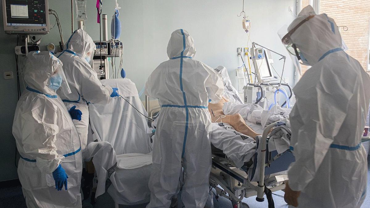 Varios sanitarios del Hospital Clínico de València atienden a un enfermo de covid ingresado en la uci, el pasado 3 de junio
