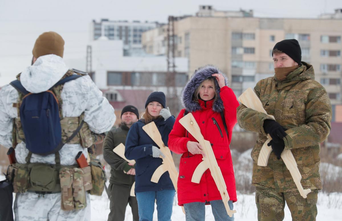 Hombres y mujeres participan en los entrenamientos para civiles ucranianos en Kiev.