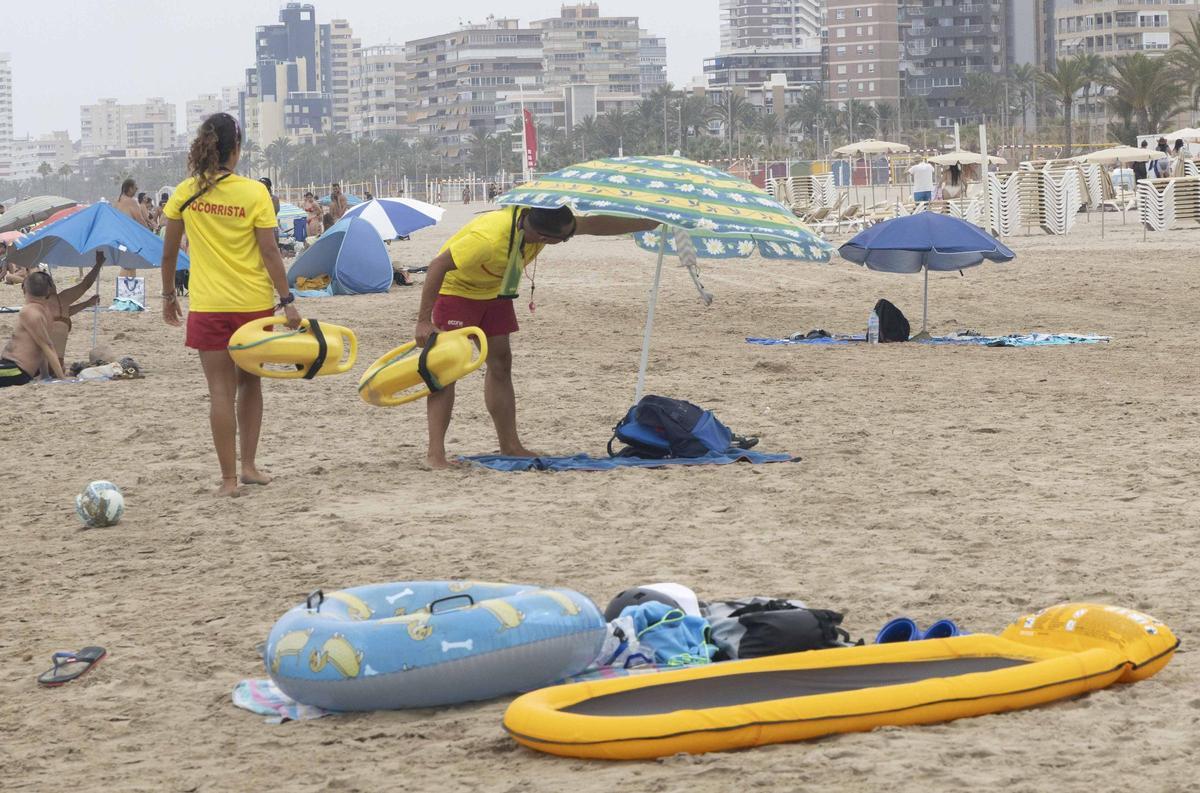 Bandera roja en la playa de San Juan en Alicante: los socorristas obligan a los bañistas a salir del agua por la alerta de viento