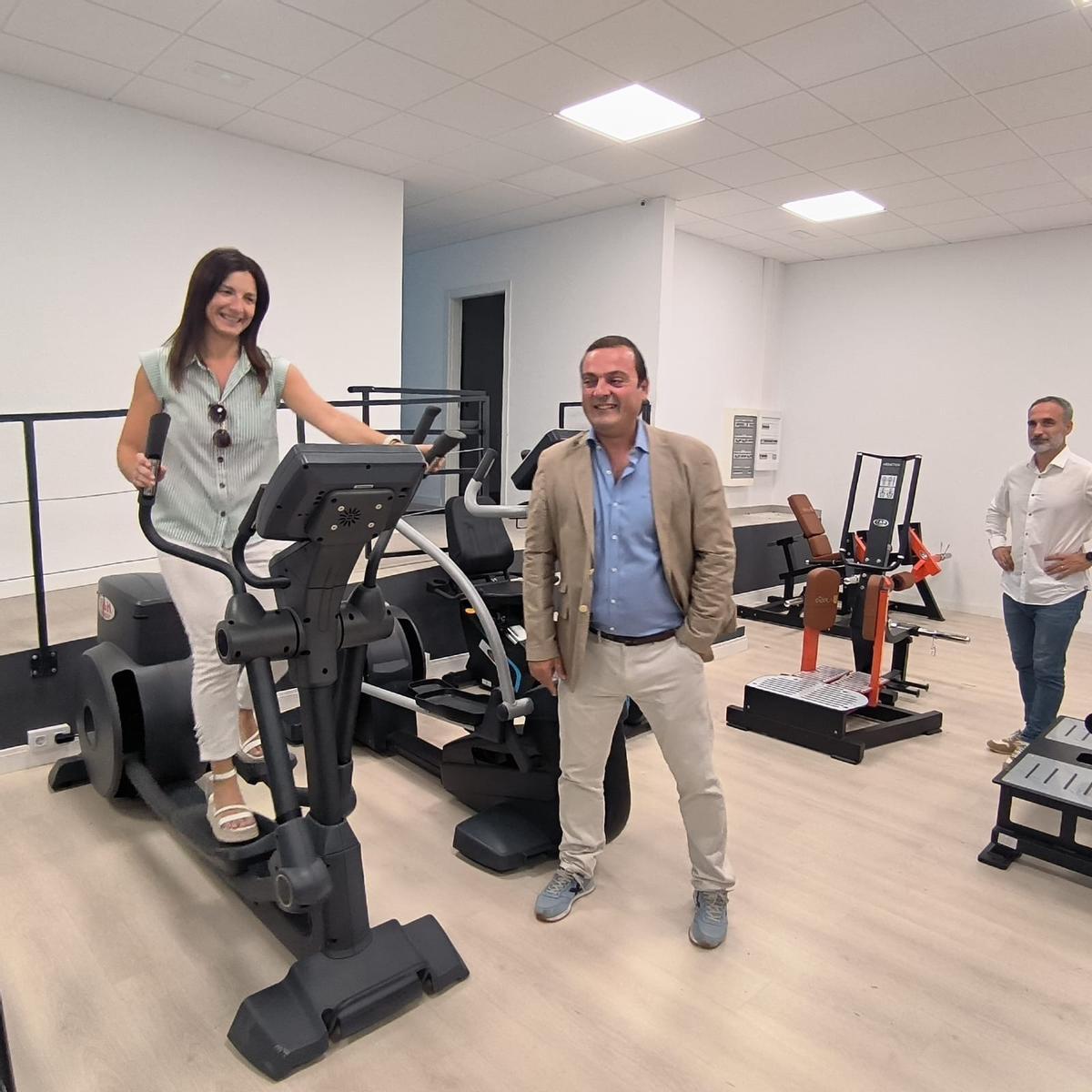 El alcalde de la localidad de Peñíscola, Andrés Martínez Castellà, en el gimnasio municipal que abrirá el 1 de julio.