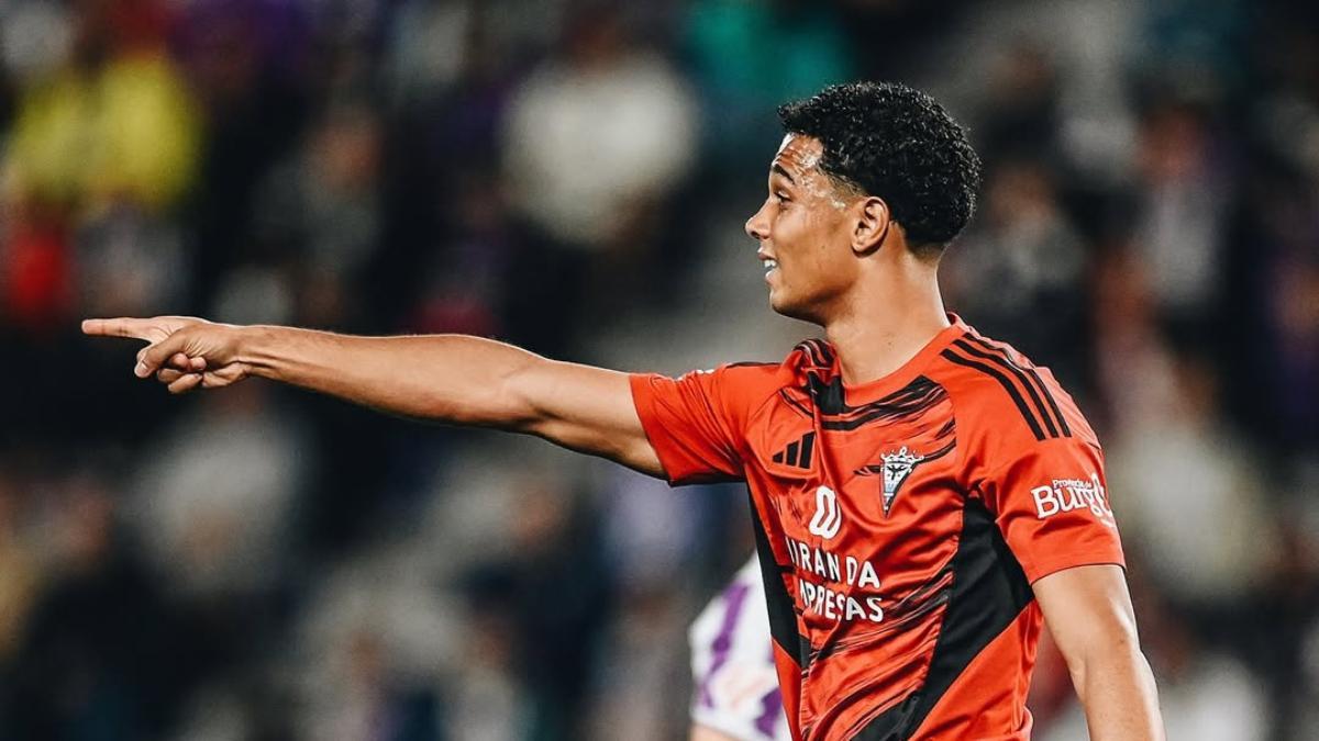 Etienne Eto'o, durante su debut con el CD Mirandés
