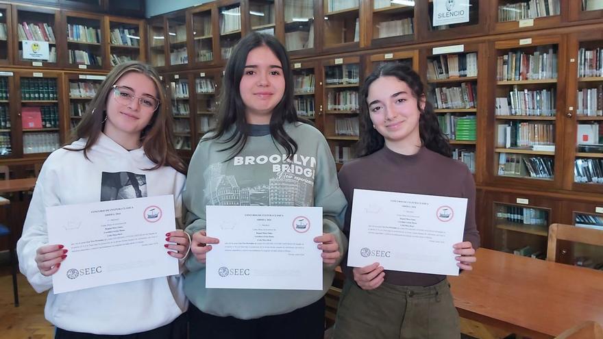 Celia Moya, Raquel Mayo y Carolina Cortijo, ganadores del concursu, colos sos diplomes. | LNE