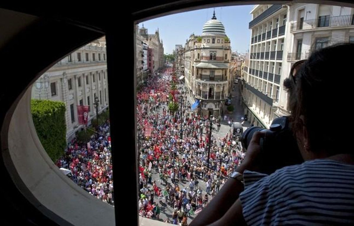 Vista de la manifestació de funcionaris pels carrers de Sevilla durant la jornada de vaga en protesta per les mesures d’ajust econòmic.