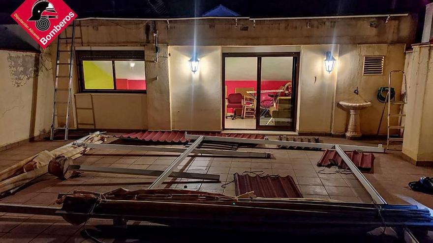 Desperfectos en una vivienda de Alcoy al arrancar el viento el tejado de una terraza.